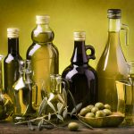 insieme di bottiglie con olio extravergine di oliva